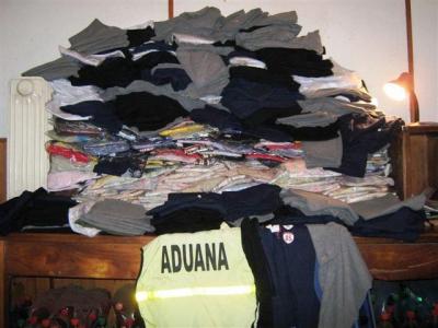 Aduanas requisa miles de prendas de vestir
