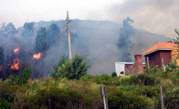 El fuego devasta Piriápolis, un muerto y casas destruidas