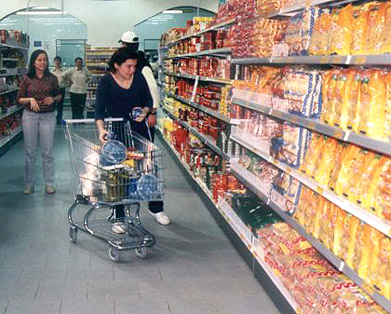 Los supermercados bajarán precios de productos de la canasta básica