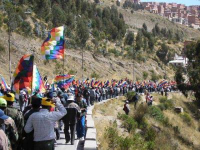 Casi 4 millones de bolivianos votan hoy para apoyar o rechazar nueva Constitución