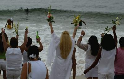 En las playas de Montevideo hoy rinden culto a Iemanjá, la Diosa del Mar
