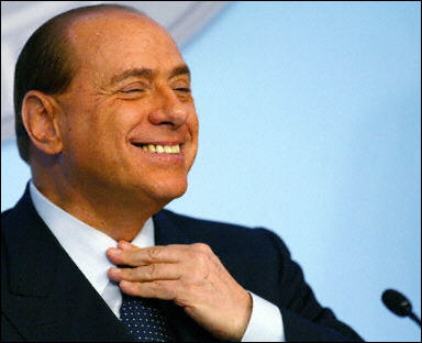 Un padre asediado por un Vaticano errático y un Berlusconi impresentable