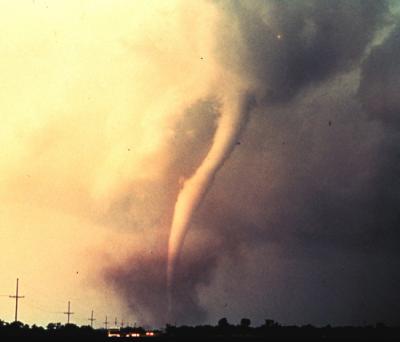 Tornado azotó un pueblo de Oklahoma y mató a ocho personas