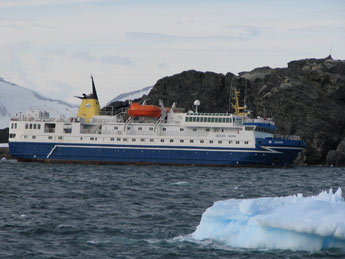 Ya sin pasajeros, el crucero varado en la Antártida logró retomar la navegación