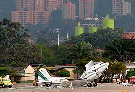 En Medellín, explosión en el interior de un avión dejó ocho policías heridos