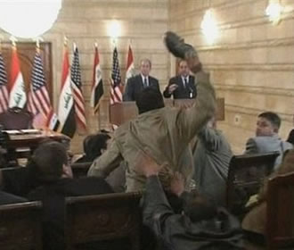 Aplazan juicio del periodista que tiró zapato a Bush  y se convirtió héroe en Irak