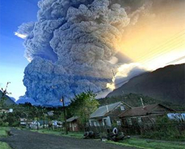 En Chile, el volcán Chaitén vomita fuego y toda una ciudad corre por su vida