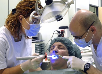 Un dentista alemán le arranca la dentadura a un paciente por no pagarle