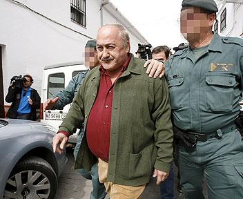 España asombrada: hallan 160.000 euros bajo un colchón en la casa del alcalde de Alcaucín