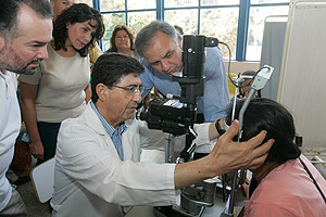 Hay que aprender: oftalmólogos chilenos operaron a 160 pacientes con cataratas en un solo día