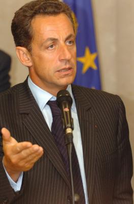 Sobres marrones con balas: el presidente francés Sarkozy y sus ministros reciben amenazas de muerte