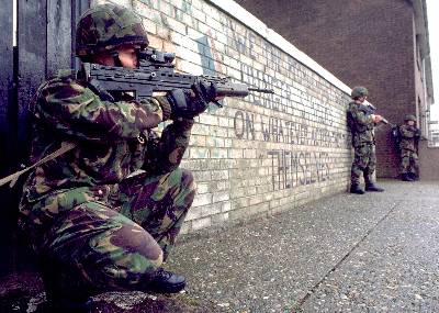 Dos soldados murieron y cuatro resultaron heridos en el atentado a una base militar en Irlanda del Norte