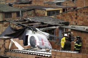 Cayó helicóptero de la Policía sobre una casa en Bogotá; hay seis heridos