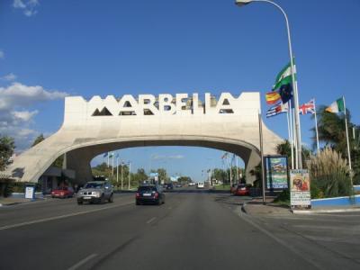 Detenido un hombre en Marbella tras dejar a su hija de tres años en un coche para ir a un prostíbulo