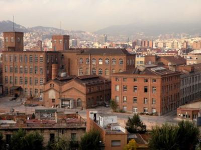 En Barcelona, un peatón salva la vida a un niño que cayó desde el balcón de un tercer piso