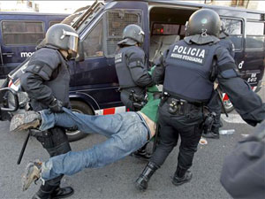 Tres jóvenes detenidos, 16 denunciados y cinco policías heridos, uno grave en incidentes en Universidad de Barcelona