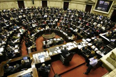 Tras duros cruces entre legisladores se aprobó el adelantamiento de los comicios en Argentina