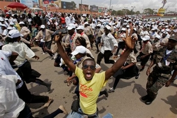 Dos muertos y ocho heridos en estampida cuando más de 30.000 jóvenes angoleños rendían homenaje al Papa
