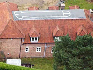 Un pene enorme en el tejado de una casa es la gracia de un adolescente británico