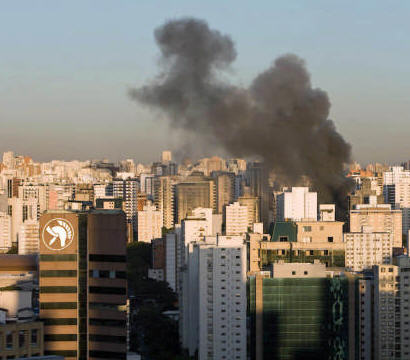 En San Pablo ardió fábrica de colchones y se temió un accidente aéreo