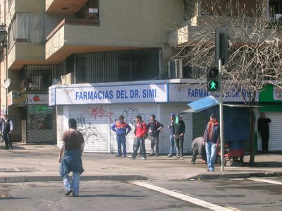 Los chilenos no les dan tregua a las farmacias abusivas