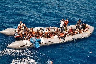 Tragedia frente a las costas de Libia al naufragar tres embarcaciones con inmigrantes ilegales: se teme que los muertos superen los 300