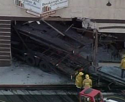 Un camión se empotra contra una librería en Los Angeles; dos muertos y varios heridos