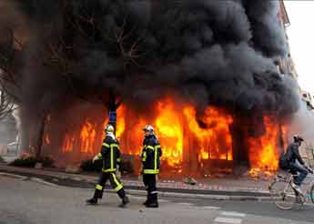 Francia: incendios y choques con la Policía en protestas contra la OTAN