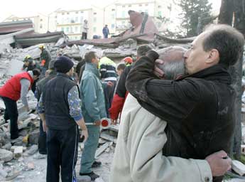 Un terremoto sacudió Italia; los muertos ya son 150 y 1.500 heridos