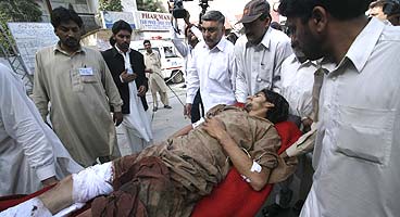 Al menos 30 muertos y 150 heridos en un ataque suicida frente a una mezquita chií en Pakistán