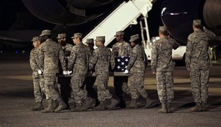 Medios de Estados Unidos divulgan imágenes de féretros de soldados