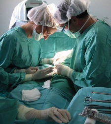Cirujanos franceses dan nuevo rostro y manos a hombre quemado