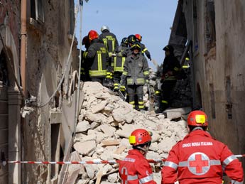 Milagro en Italia: rescatan de los escombros a una anciana de 98 años