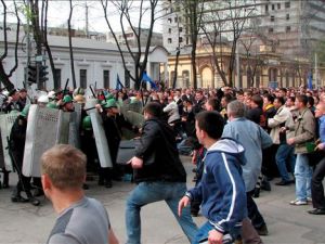 Manifestantes denuncian fraude en elecciones en Moldavia