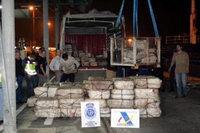 En una embarcación venezolana encuentran 925 kilos de cocaína