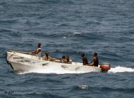 Los piratas somalíes piden la retirada del barco de guerra de EE.UU. y un rescate de 35 millones de dólares para liberar al capitán del carguero