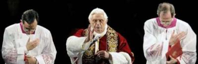 Benedicto XVI dijo que el rostro de Cristo se refleja en los humillados y enfermos al presidir en el Coliseo de Roma el Vía Crucis