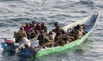 Piratas somalíes repelen a tiros a miembros de la Marina de EE UU