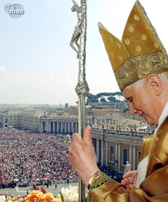 Miles de personas asisten en el Vaticano a la Misa de Resurrección