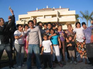 España: 30 familias gitanas ocupan apartamentos de lujo con piscinas y jardines