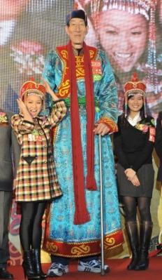 Un chino de 27 años es el hombre más alto del mundo, con 2,46 metros