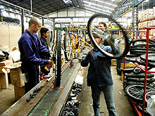 En Uruguay, trabajadores ocupan planta de Motociclo