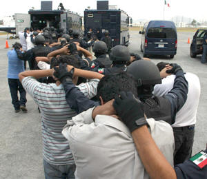 México: en espectacular operativo efectuado en un bautizo en un hotel los federales detienen a 44 narcos