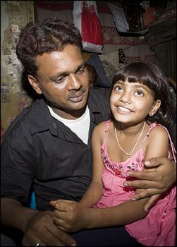 India: arrestan al padre de la niña de 'Slumdog Millionaire' por intentar venderla