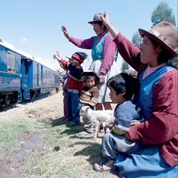 Perú: guías de turismo desbloquean la vía férrea a Machu Picchu