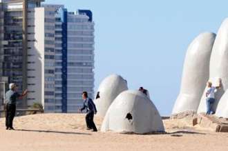 Daño: perforan emblemática escultura de Punta del Este "La Mano"