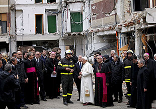 ¡Llegó!..el Papa recorre la zona del terremoto en Italia