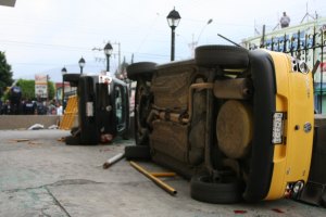 México: vecinos indignados por falta de servicios destruyen vehículos oficiales y se enfrentan a la policía en Veracruz