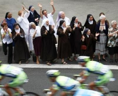 Varias monjas animan a los ciclistas a su paso por Lourdes