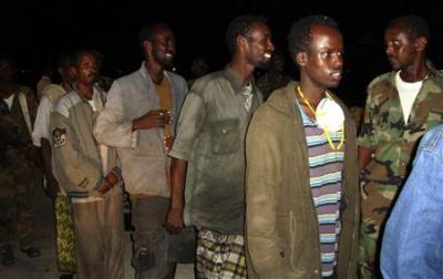Once piratas somalíes capturados por barco de guerra francés